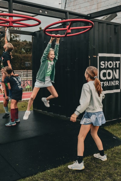 Spelende kinderen op een klimrek