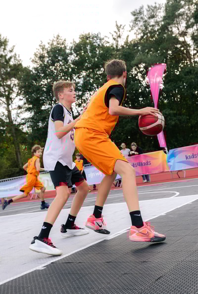 actiefoto van een 3x3 basketbal wedstrijd