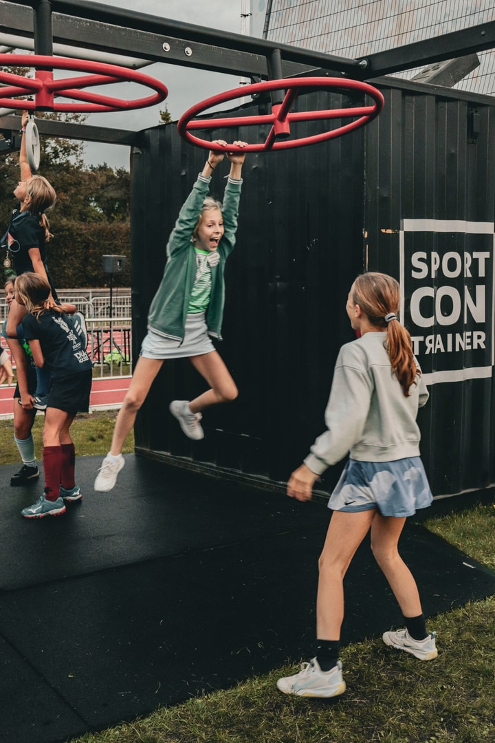 Spelende kinderen op een klimrek