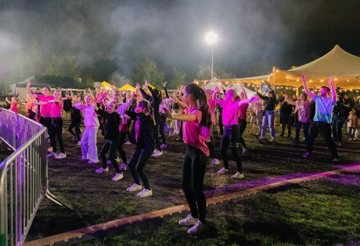 Dansende kinderen voor het podium