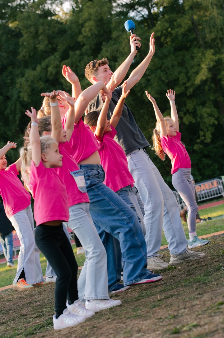Dansende kinderen en presentator