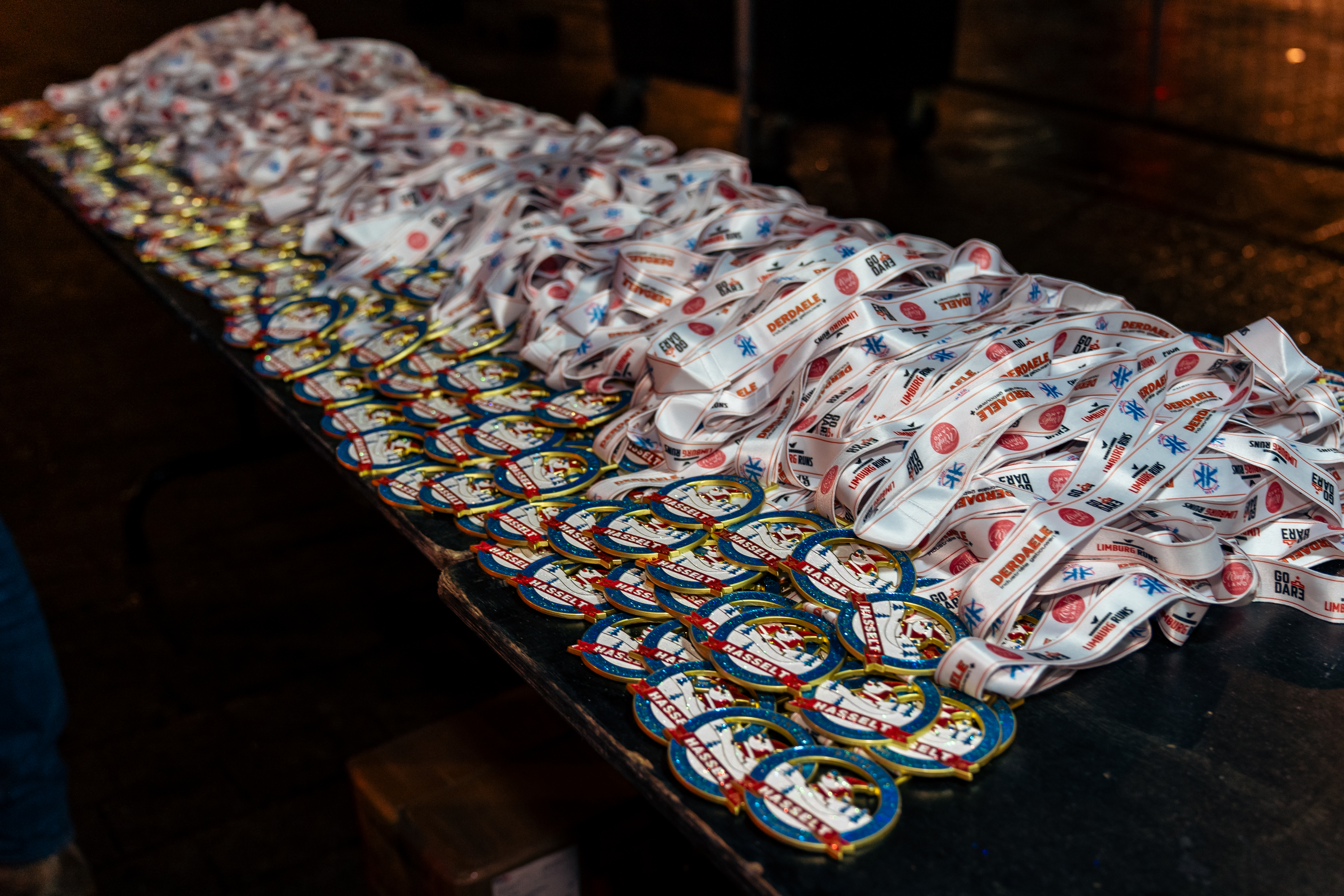 Tafel vol medailles Santa Run 2024 Kids4Kids